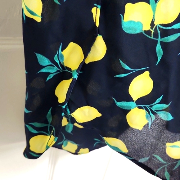 Banana Republic navy lemon print hi-low hem top Size: L - Picture 4 of 6